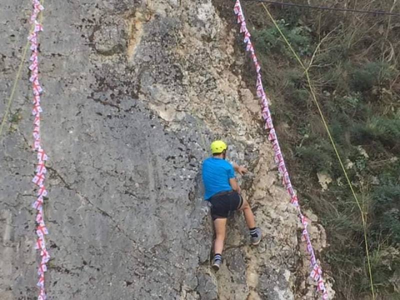 ,, მწვანე თეატრის" ხიდის მიმდებარე ტერიტორიაზე გაიმართა საინტერესო შეჯიბრება კლდეზე...